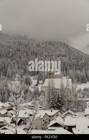 Winter hat einen späten Auftritt in Scuol im Kanton Graubünden, Schweiz. Stockfoto