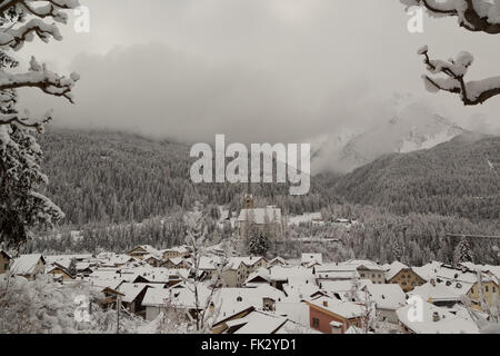 Winter hat einen späten Auftritt in Scuol im Kanton Graubünden, Schweiz. Stockfoto