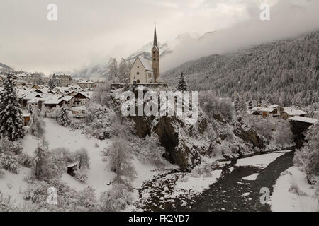 Winter hat einen späten Auftritt in der reformierten Kirche in Scuol im Kanton Graubünden, Schweiz. Stockfoto