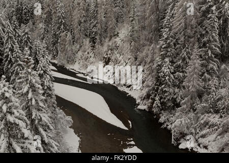 Der Inn in Scuol, Schweiz. Das Inn ist ein Fluss in der Schweiz, Österreich und Deutschland. Stockfoto