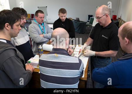 Erwachsene Männer Engineering und Pneumatik von Dipl. Lehrer gelehrt wird. Stockfoto