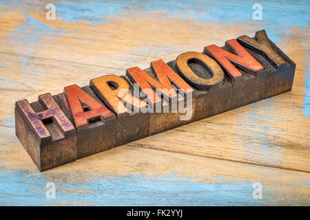 Harmonie-Wort in Vintage Buchdruck Holzart Blöcke durch Farbe Farben gebeizt Stockfoto