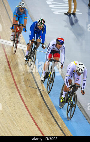 London, UK. 5. März 2016. Fernando Gaviria Rendon (COL), Mark Cavendish, Elia Viviani (ITA) und Jasper De Buyst (BEL), während die Männer Omnium Finale im UCI 2016 Track Cycling World Championships, Lee Valley Velo Park. Bildnachweis: Michael Preston/Alamy Live-Nachrichten Stockfoto