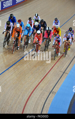 London, UK. 5. März 2016. Dichtgedrängt Hauptfeld während der Frauen Omnium bei den UCI 2016 Track Cycling World Championships, Lee Valley Velo Park. Bildnachweis: Michael Preston/Alamy Live-Nachrichten Stockfoto