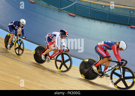 London, UK. 5. März 2016. Die letzte Gruppe der Fahrer während der Frauen Omnium bei den UCI 2016 Track Cycling World Championships, Lee Valley Velo Park. R, L: Sarah Hammer (USA), Laura Trott (GBR) und Laurie Berthon (FRA). Bildnachweis: Michael Preston/Alamy Live-Nachrichten Stockfoto