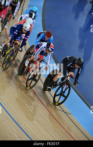 London, UK. 5. März 2016. Laura Trott (GBR, Mitte) in einem dicht gepackten Hauptfeld während der Frauen Omnium bei den UCI 2016 Track Cycling World Championships, Lee Valley Velo Park fahren. Bildnachweis: Michael Preston/Alamy Live-Nachrichten Stockfoto