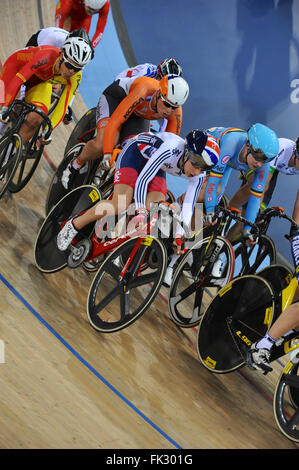 London, UK. 5. März 2016. Laura Trott (GBR, Mitte) in einem dicht gepackten Hauptfeld während der Frauen Omnium bei den UCI 2016 Track Cycling World Championships, Lee Valley Velo Park fahren. Bildnachweis: Michael Preston/Alamy Live-Nachrichten Stockfoto