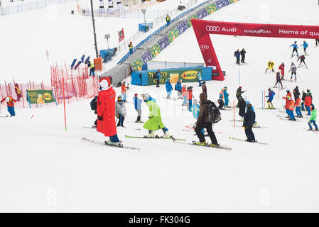 Arbeitnehmer, die Vorbereitung von Ski-Pisten für das Rennen beim 55. Vitranc Cup Slalom in Kranjska Gora, Slowenien. Marcel Hirscher Österreich gewinnt 55. Vitranc Cup Slalom-Rennen in Kranjska Gora, Slowenien mit Zeit 1:46. 24, zweiter wurde Henrik Kristoffersen Norwegens mit Zeit-1:47.05 (+0.81) und drittens war Stefano Gross Italiens mit Zeit-1:47.35 (+1.11). (Foto von Rok Rakun / Pacific Press) Stockfoto