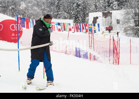 Arbeitnehmer, die Vorbereitung von Ski-Pisten für das Rennen beim 55. Vitranc Cup Slalom in Kranjska Gora, Slowenien. Marcel Hirscher Österreich gewinnt 55. Vitranc Cup Slalom-Rennen in Kranjska Gora, Slowenien mit Zeit 1:46. 24, zweiter wurde Henrik Kristoffersen Norwegens mit Zeit-1:47.05 (+0.81) und drittens war Stefano Gross Italiens mit Zeit-1:47.35 (+1.11). (Foto von Rok Rakun / Pacific Press) Stockfoto