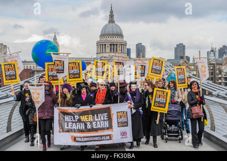 London, UK. 6. März 2016. "Walk in Her Shoes" eine Mutter Tag März in Solidarität mit Frauen und Mädchen auf der ganzen Welt und im Vorfeld International Womens Tag dieser Woche - CARE International gehen In Her Shoes Veranstaltung unter der Leitung von Helen Pankhurst, ihr 21-jährige Tochter Laura Pankhurst, Musik-Legende Annie Lennox, Bianca Jagger, Komiker Bridget Christie, Secretary Of State for International Development Justine Greening , London bürgermeisterlichen Anwärter Sadiq Khan und Sophie Walker und eine Gruppe von "Olympic Suffragettes" im Edwardian Kleidung mit Bannern. Sie schlossen auch Sister Sledge. © Kerl sein Stockfoto