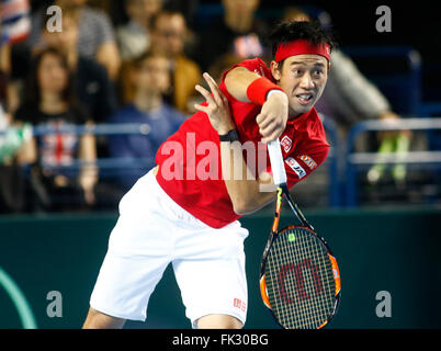 Barclaycard Arena, Birmingham, UK. 6. März 2016. Davis Cup Tennis World Group ersten Runde. Großbritannien im Vergleich zu Japan. Japans Kei Nishikori dient während seiner Einzel-Match gegen den Briten Andy Murray am Tag 3 der Krawatte. Bildnachweis: Aktion Plus Sport/Alamy Live-Nachrichten Stockfoto