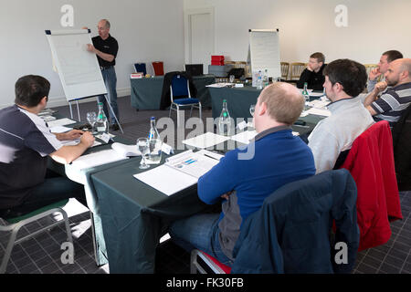 Männliche erwachsene Lernende im Klassenzimmer. Universität Bildungsabschluss. Stockfoto