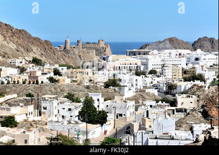 Panorama von Muskat mit Palast von Sultan Qaboos bin Said und Fort al-Jalali an der Küste Stockfoto