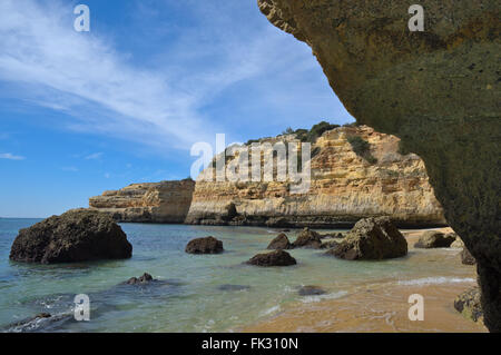 Strand-Szene in Albandeira Strand. Veranden, Algarve, Portugal Stockfoto