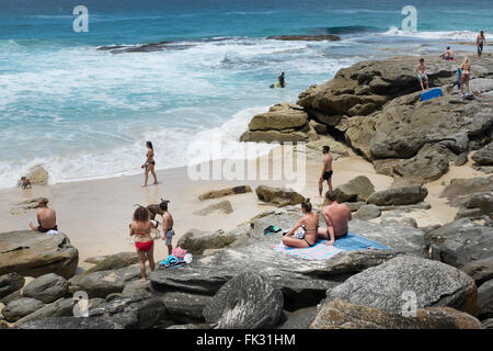 Menschen in einer Bucht entlang der Coogee nach Bondi coastal walk, Sydney, NSW, Australien Stockfoto
