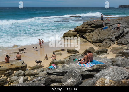 Menschen in einer Bucht entlang der Coogee nach Bondi coastal walk, Sydney, NSW, Australien