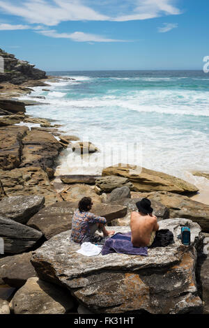 zwei Männer betrachten den Blick entlang der Coogee nach Bondi coastal walk, Sydney, NSW, Australien Stockfoto