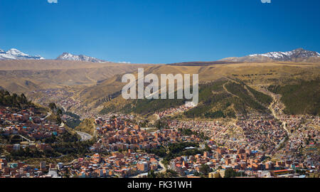 Stadtbild von La Paz aus El Alto, Bolivien, mit der beeindruckenden schneebedeckten Bergkette im Hintergrund. Stockfoto