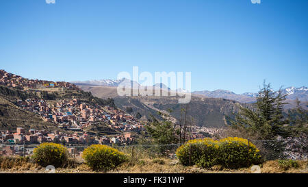 Stadtbild von La Paz aus El Alto, Bolivien, mit der beeindruckenden schneebedeckten Bergkette im Hintergrund. Stockfoto