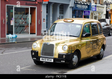 Goldene Hackney Cab in London geparkt Stockfoto