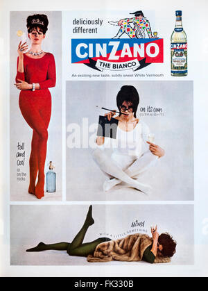 1960er Jahre Magazin Werbung Werbung Cinzano. Stockfoto