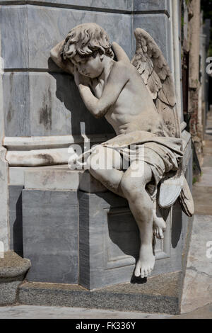 Statue von einem schlafenden Engel in der Friedhof von Recoleta, wichtigsten monumentalen Friedhof in Argentinien. Dieses Hotel liegt im Barrio R Stockfoto