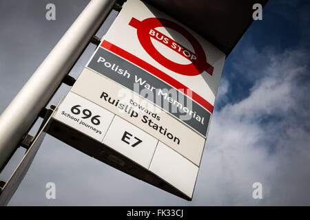 London, UK. 6. März 2016. Bushaltestelle für die polnischen Krieg-Denkmal in South Ruislip, North West London Credit: Guy Corbishley/Alamy Live-Nachrichten Stockfoto