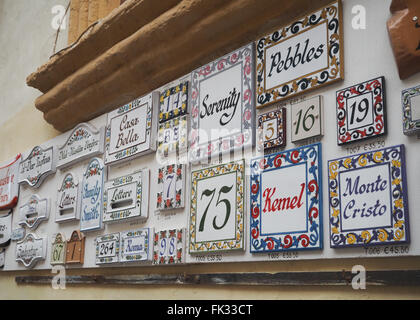 Souvenir Teller mit Zahlen und Straßennamen. Mdina, Malta Stockfoto