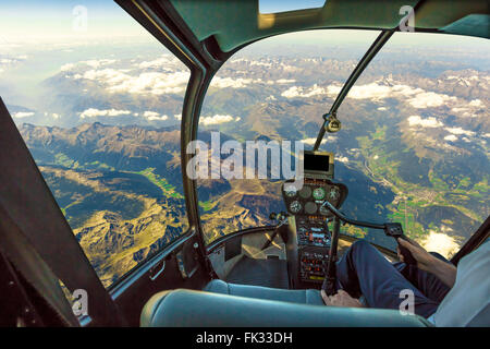 Hubschrauber auf Berglandschaft Stockfoto