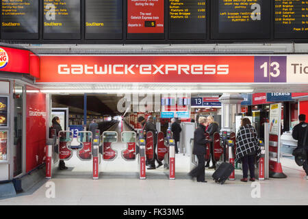 Eintritt in die Gatwick Express Zug Zugverbindung, Victoria Station, London UK Stockfoto