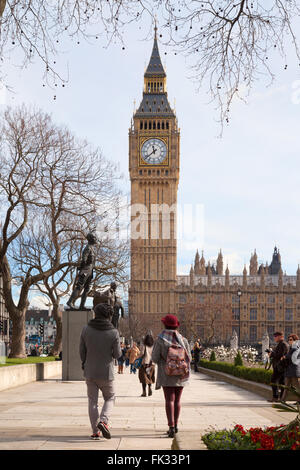 Touristen-paar Blick auf Big Ben Uhr, Parliament Square im Stadtzentrum von Frühling, Parliament Square, London, UK Stockfoto