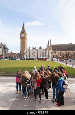 Eine Gruppe von Kindern auf einer Klassenfahrt, Blick auf Big Ben, Parliament Square, London UK Stockfoto