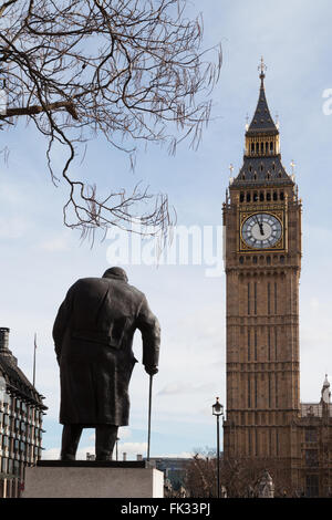 Big Ben und die Statue von Winston Churchill, Parliament Square, London UK Stockfoto