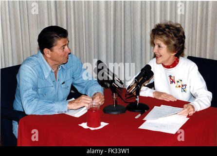 Camp David, Maryland, USA. 22. November 2009. US-Präsident Ronald Reagan gesellte sich First Lady Nancy Reagan in seiner wöchentlichen Radio-Rede an die Nation von Camp David, Maryland am Samstag, den 30. Juni 1984.Mandatory Credit: Bill Fitz-Patrick - weißen Haus über CNP © Bill Fitz-Patrick/CNP/ZUMA Draht/Alamy Live News Stockfoto