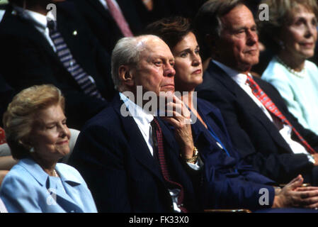 Philadelphia, Pennsylvania, USA. 6. März 2016. Von links nach rechts: ehemalige First Lady Betty Ford, ehemalige US-Präsident Gerald R. Ford, Dorothy Bush Koch, ehemaliger Präsident der Vereinigten Staaten George H.W. Bush und ehemalige First Lady Nancy Reagan bei der Republican National Convention in Philadelphia, Pennsylvania am 1. August 2000. Bildnachweis: Erik Freeland/Pool über CNP © Erik Freeland/CNP/ZUMA Draht/Alamy Live-Nachrichten Stockfoto