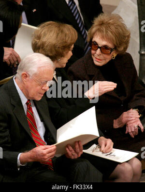 2. Januar 2007 - Washington, District Of Columbia, Vereinigte Staaten von Amerika - ehemalige First Lady Nancy Reagan, Recht, teilt einige Gedanken mit ehemaligen First Lady Roslyn Carter, Zentrum, als ehemalige US-Präsident Jimmy Carter, links, schaut über das Programm vor dem Staatsbegräbnis für ehemalige US-Präsident Gerald R. Ford an der Washington National Cathedral in Washington, D.C. am Dienstag , 2. Januar, 2007..Credit: Ron Sachs / CNP. [Hinweis: kein New Yorker U-Bahn oder anderen Zeitungen im Umkreis 75 Meilen von New York City] (Kredit-Bild: © Ron Sachs/CNP über ZUMA Draht) Stockfoto