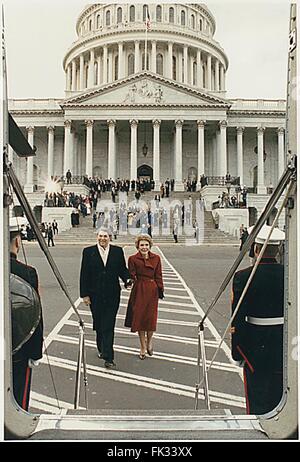 20. Januar 1989 - Washington, District Of Columbia, Vereinigte Staaten von Amerika - ehemalige US-Präsident Ronald Reagan und ehemalige First Lady Nancy Reagan an Bord den Helikopter, das Kapitol, die nach der Vereidigung von George H.W. Bush als Präsident am 20. Januar 1989..Credit zu verlassen: Weiße Haus über CNP (Credit-Bild: © Weiße Haus/CNP über ZUMA Draht) Stockfoto