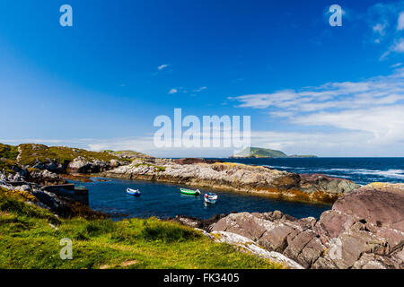 Derrynane, County Kerry, Irland - 20. August 2010: Angelboote/Fischerboote in einer kleinen Bucht am Atlantik in der Nähe von Derrynane Bay. Stockfoto