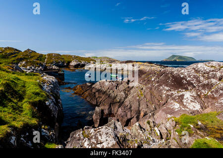 Derrynane, County Kerry, Irland - 20. August 2010: Angelboote/Fischerboote in einer kleinen Bucht am Atlantik in der Nähe von Derrynane Bay. Stockfoto