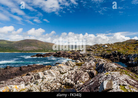 Derrynane, County Kerry, Irland - 20. August 2010: Einsamen weißen Haus Derrynane Bay. Stockfoto