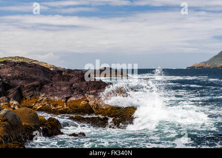 Derrynane, County Kerry, Irland - 20. August 2010: Bruch Wasser im Derrynane Bay. Stockfoto