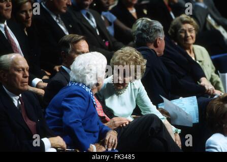 Philadelphia, Pennsylvania, USA. 6. März 2016. Ehemalige First Lady Barbara Bush und ehemalige First Lady Nancy Reagan teilen ein Gedanke bei der Republican National Convention in Philadelphia, Pennsylvania am 1. August 2000. Bildnachweis: Erik Freeland/Pool über CNP © Erik Freeland/CNP/ZUMA Draht/Alamy Live-Nachrichten Stockfoto