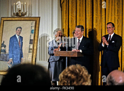 15. November 1989 amtiert - Washington, District Of Columbia, Vereinigte Staaten von Amerika - US-Präsident George H.W. Bush bei der Präsentation der offiziellen Porträts von ehemaligen US-Präsidenten Ronald Reagan und die First Lady Nancy Reagan im East Room des weißen Hauses in Washington, D.C. am 15. November 1989.  Von links nach rechts: Barbara Bush, Nancy Reagan (teilweise verdeckt), ehemaliger Präsident Reagan Präsident Bush... Bildnachweis: Ron Sachs / CNP (Kredit-Bild: © Ron Sachs/CNP über ZUMA Draht) Stockfoto