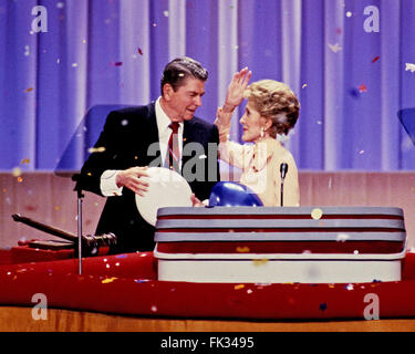 Dallas, Texas, USA. 22. August 1984. US-Präsident Ronald Reagan und die First Lady Nancy Reagan auf dem Podium der republikanischen Übereinkommen von 1988 im Super Dome in New Orleans, Louisiana am 15. August 1988.Credit: Arnie Sachs/CNP © Howard L. Sachs/CNP/ZUMA Draht/Alamy Live News Stockfoto