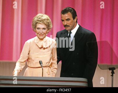 New Orleans, Louisiana, USA. 15. August 1988. First Lady Nancy Reagan und Schauspieler Tom Selleck auf dem Podium der republikanischen Übereinkommen von 1988 im Super Dome in New Orleans, Louisiana am 15. August 1988.Credit: Arnie Sachs/CNP © Arnie Sachs/CNP/ZUMA Draht/Alamy Live News Stockfoto