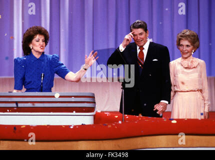 New Orleans, Louisiana, USA. 15. August 1988. US-Verkehrsminister Elizabeth Dole, begrüßt links, US-Präsident Ronald Reagan, Center und First Lady Nancy Reagan, rechts, an der 1988 Republican National Convention in New Orleans, Louisiana am 15. August 1988. Frau Dole gewann einen Sitz im US-Senat in 2002.Credit: Arnie Sachs/CNP © Arnie Sachs/CNP/ZUMA Draht/Alamy Live News Stockfoto