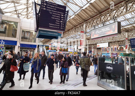 Fahrgäste im Eisenbahnverkehr auf dem Zusammentreffen, Victoria Bahnhof, London UK Stockfoto