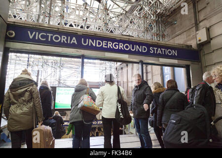 Einreisende in die Victoria u-Bahn-Station auf der Victoria Line, Victoria Station, London UK Stockfoto