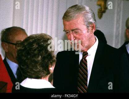 Washington, District Of Columbia, USA. 23. Mai 1985. First Lady Nancy Reagan gratuliert Schauspieler Jimmy Stewart nach er die Presidential Medal Of Freedom von US-Präsident Ronald Reagan während einer Zeremonie im East Room des weißen Hauses in Washington, D.C. am 23. Mai erhielt 1985.Credit: Arnie Sachs/CNP © Arnie Sachs/CNP/ZUMA Draht/Alamy Live News Stockfoto