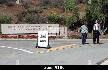 Simi Valley, Kalifornien, USA. 6. März 2016. Ein Wachmann spricht erkundigt, war Mitglied der Medien bei der Zugang zu der Ronald Reagan Presidential Library nach der Bekanntgabe des Todes heute Morgen der ehemaligen First Lady Nancy Reagan. Frau Reagan war 94. © Brian Cahn/ZUMA Draht/Alamy Live-Nachrichten Stockfoto